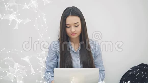 可爱但又疲惫的亚洲女孩长发盘膝手提电脑按摩太阳穴有些困难视频的预览图