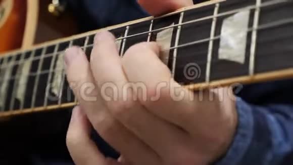 人的手指在吉他上弹得很近专业音乐家独奏男性手在吉他微动板演奏和弦顾氏视频的预览图
