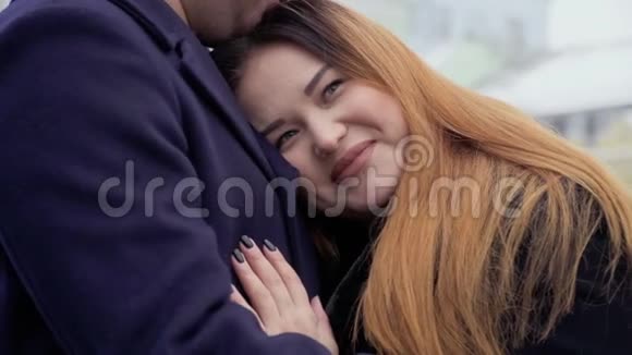 年轻漂亮的胖女人拥抱她的男人视频的预览图