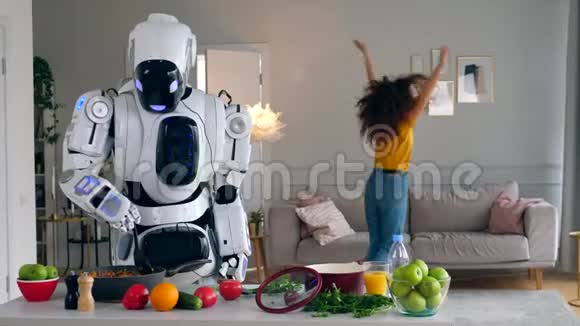 Cyborg和人类概念一个机器人做饭而一个女人跳舞视频的预览图