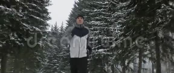 白人运动员或运动员在寒冷的天气里穿过冬季森林视频的预览图