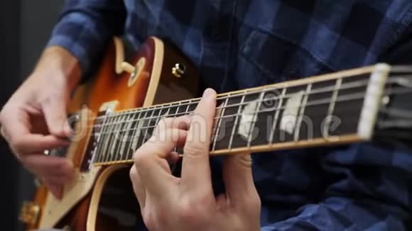 弹吉他的人专业吉他手拿着pick用电吉他独奏把男性手指按上视频的预览图