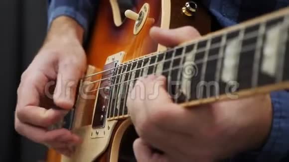 男弹吉他专业吉他手在电吉他上演奏爵士乐或布鲁斯独奏乐器协会视频的预览图