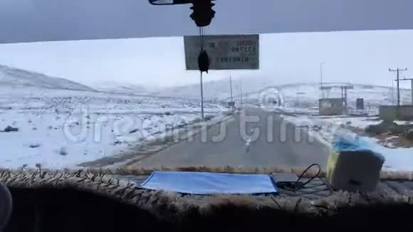 公路旅行与雪山约旦视频的预览图