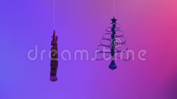 装饰杉树在霓虹紫色背景上旋转360度旋转零重力悬浮视频的预览图