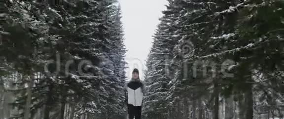 白种人运动员在降雪期间去冬季森林或公园运动视频的预览图
