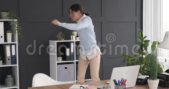 女商人跳舞在办公室玩得开心视频的预览图