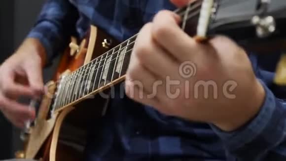 男性手弹吉他专业吉他手用电吉他独奏在音乐中表演抒情歌曲的年轻人视频的预览图