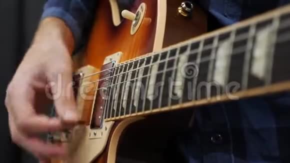 弹吉他的人专业音乐家在演播室用电吉他独奏人类的手指在演奏和弦吉他亩视频的预览图