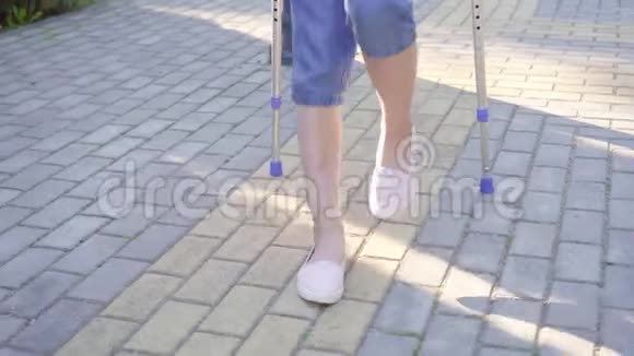 肖像年轻积极的亚洲妇女拄着拐杖断腿在公园散步视频的预览图