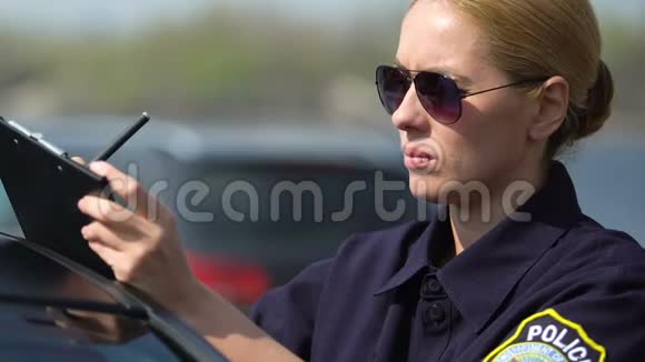 严重巡逻妇女在巡逻车附近进行现场报告道路事故视频的预览图