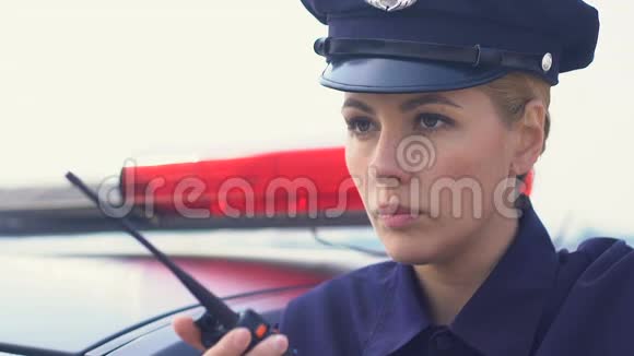 一位严肃的警察女士接电话坐上巡逻车准备行动视频的预览图