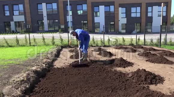 男性园林绿化专家级肥沃土壤的宅院静态射击视频的预览图