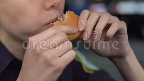 女警在值班时咬着恶心的腐汉堡吃不健康的有害营养视频的预览图