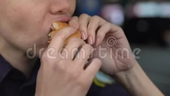 饥饿的女警察贪婪地吃着汉堡没有时间吃饭值班视频的预览图