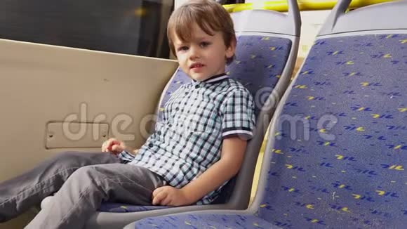 小男孩乘公共交通工具视频的预览图