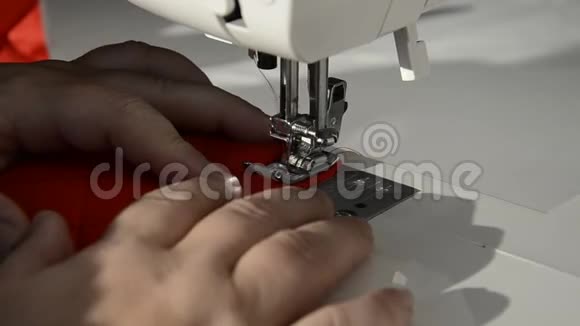 缝纫机用红色缝纫线和红布填充视频的预览图