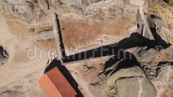 孟山都城堡的废墟位于葡萄牙北部孟山都eIdanhaaVelha的民用教区视频的预览图