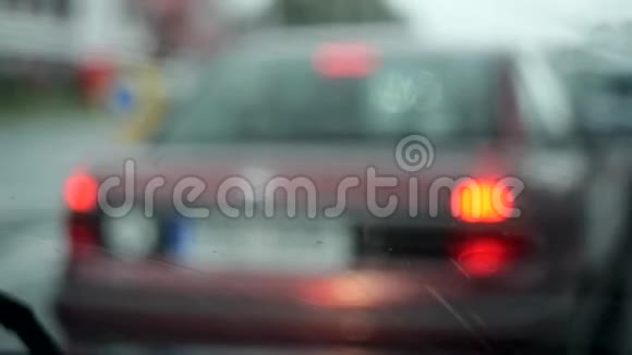 车窗玻璃上的雾滴模糊的汽车视野视频的预览图