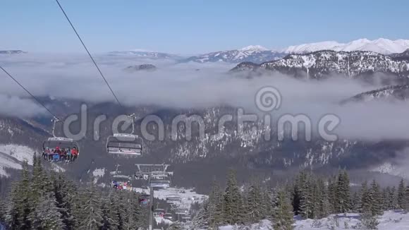 椅子滑雪电梯和轻雾慢动作视频的预览图