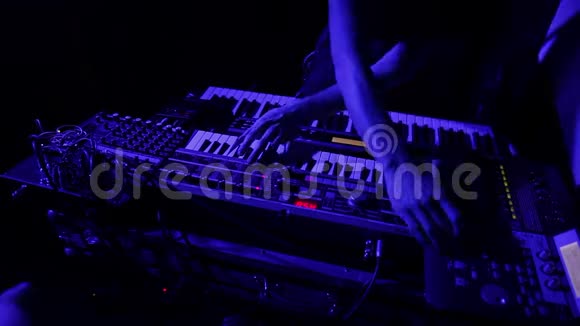 舞台看台上的键盘视频的预览图