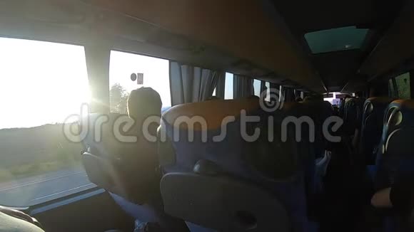 人们从公共汽车的窗口望出去高速巴士景观视频的预览图