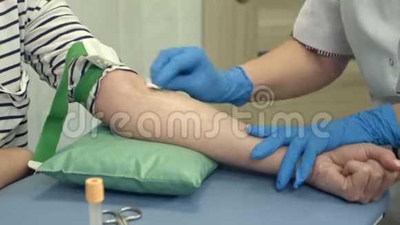 护士从病人静脉采血视频的预览图