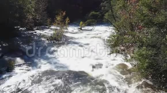 佐治亚州塔卢拉峡谷4KA从塔卢拉河上的重型急流和岩石中缩小视频的预览图