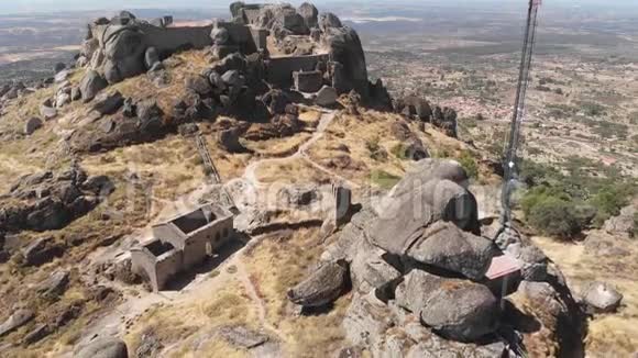 孟山都城堡的背景和罗马式圣迈克尔教堂卡佩拉德萨米格尔的废墟视频的预览图