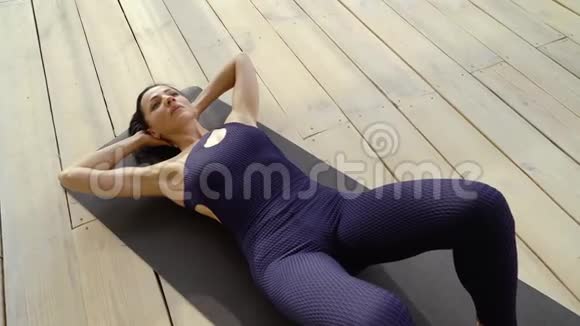 强壮的女孩在健身房做腹部运动视频的预览图