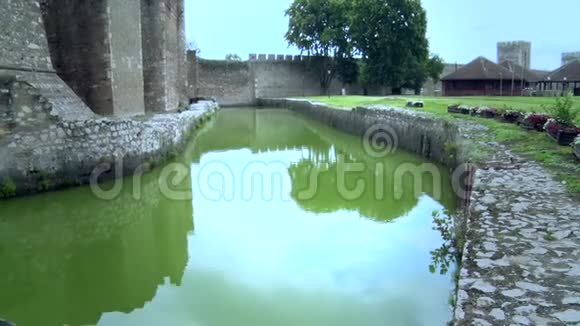 中世纪的老堡垒庭院之水视频的预览图