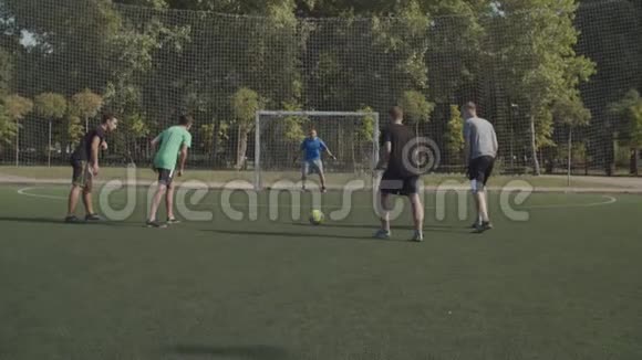 足球运动员在点球后未能进球视频的预览图