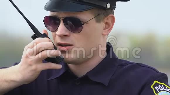有决心的警官用对讲机交流信息视频的预览图