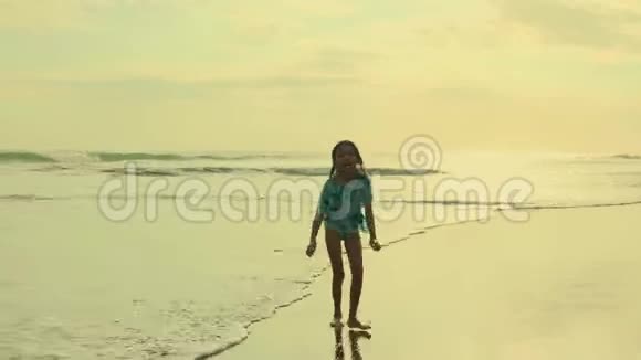 Gimbalsteadycam追踪拍摄89岁美丽快乐的亚洲印尼小女孩在沙滩上无忧无虑地奔跑视频的预览图