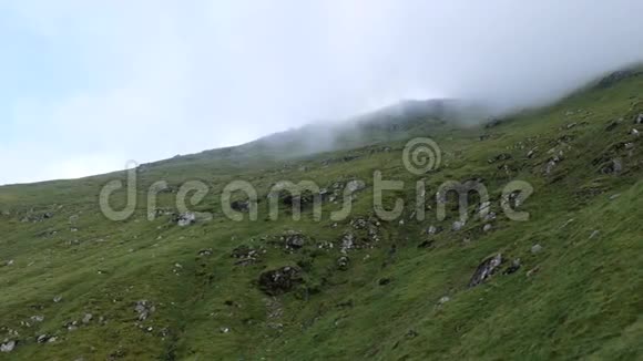 雾和云在苏格兰的本莫尔山顶下缓缓掠过苏格兰风景视频的预览图