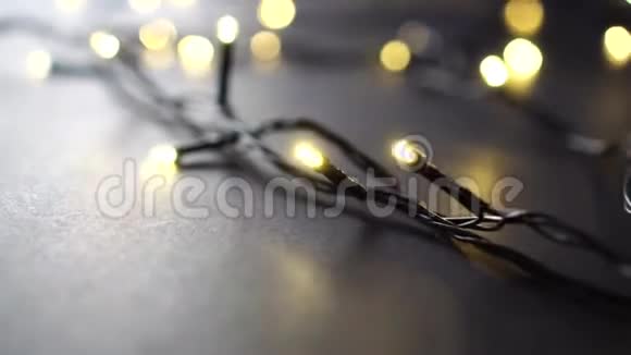 带有黄色灯光和黑色电线的圣诞花环视频的预览图