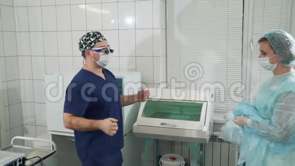 医院的手术室医生正在准备手术护士帮助外科医生开始手术一个女人视频的预览图