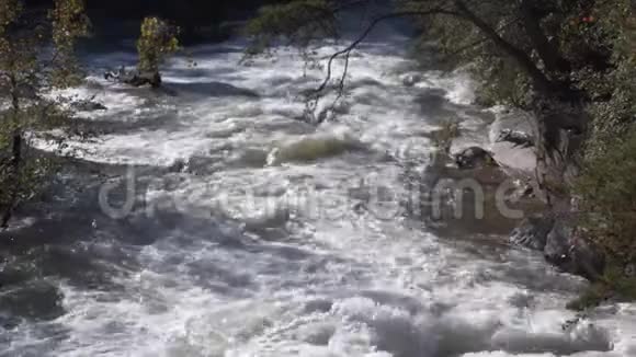 佐治亚州塔卢拉峡6K水在塔卢拉河上的急流中流动视频的预览图