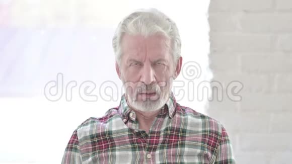生病的休闲老人咳嗽的肖像视频的预览图
