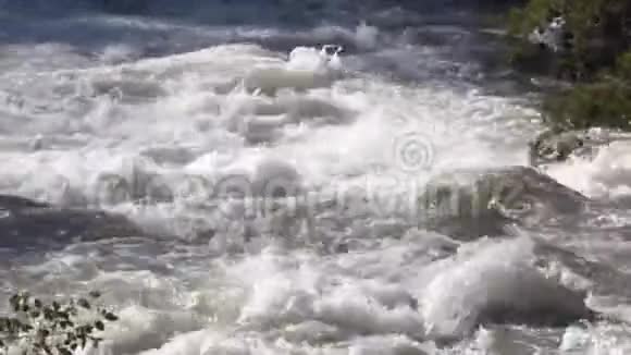 佐治亚州塔卢拉峡6K一条在塔卢拉河上流动的急流的近岸视频的预览图
