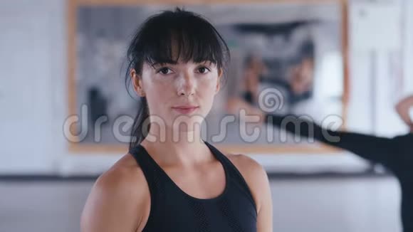 运动女性在健身房里自信地看着相机的肖像健身馆训练后有魅力的女运动员视频的预览图