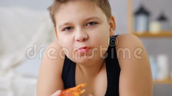 收费后吃披萨的胖男孩视频的预览图