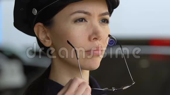 年轻的女警察学院学生戴着墨镜第一天上班视频的预览图