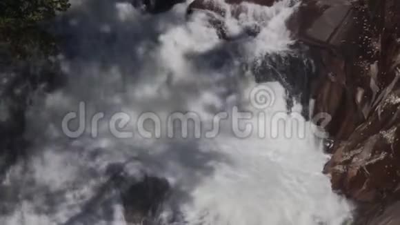 佐治亚州塔卢拉峡谷6K放大水冲过塔卢拉瀑布视频的预览图