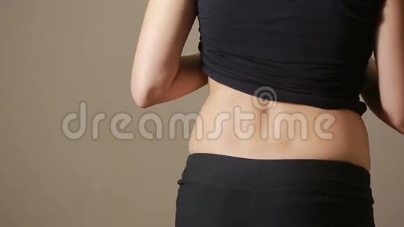 女人擦奶油背痛肌肉疼痛视频的预览图