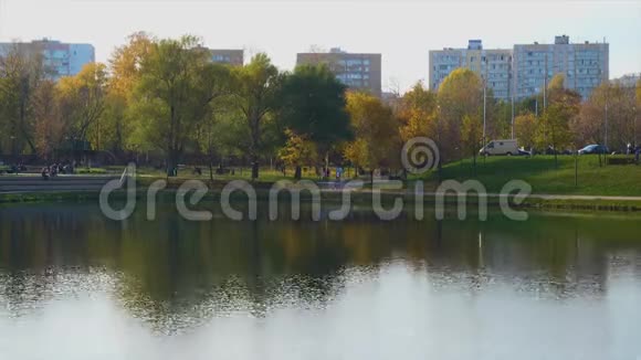 城市公园里的池塘视频的预览图