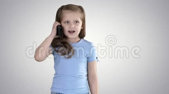 小女生在渐变背景下用智能手机打电话视频的预览图