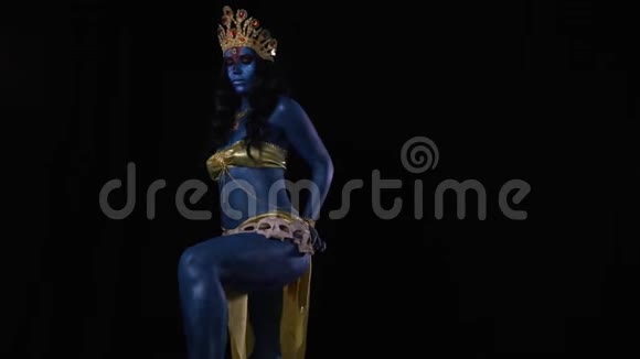 印度女神卡莉身着蓝色皮肤站着摆动臀部视频的预览图