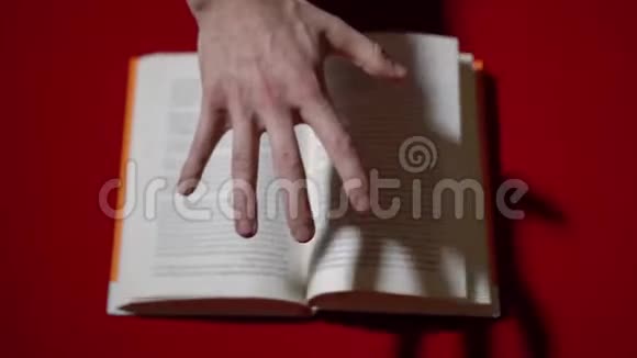 那只手用心灵感应在书页上掠过视频的预览图