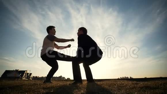 两个年轻人在日落时在户外打架视频的预览图